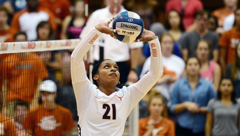 Texas All-American Chloe Collins Signs Pro Contract in Spain